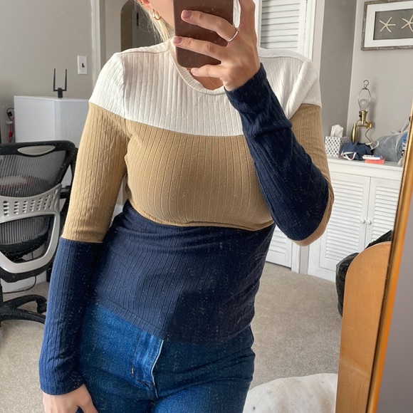 Colorblock Fitted Top - Picture 2 of 4